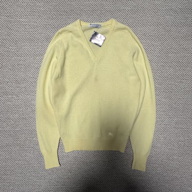 BURBERRYS scotland made v neck wool knit
