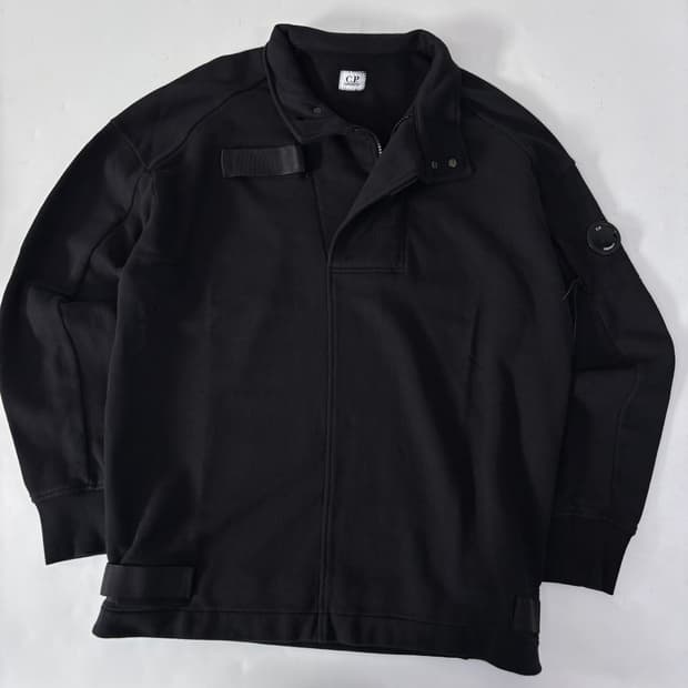 C.P company 씨피컴퍼니 벨크로 스트랩 맨투맨