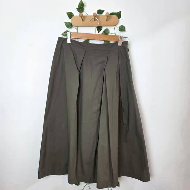 카키 미디 스커트