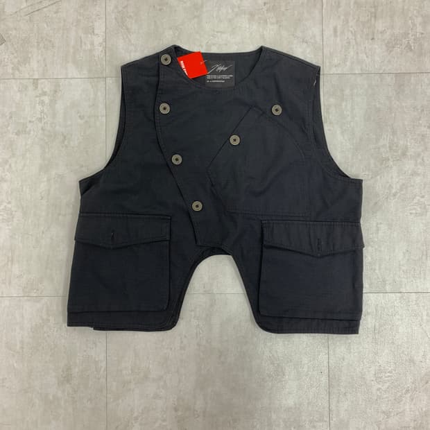 A conversation vest #803