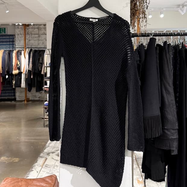 헬무트랭 블랙 비대칭 브이넥 메쉬 니트