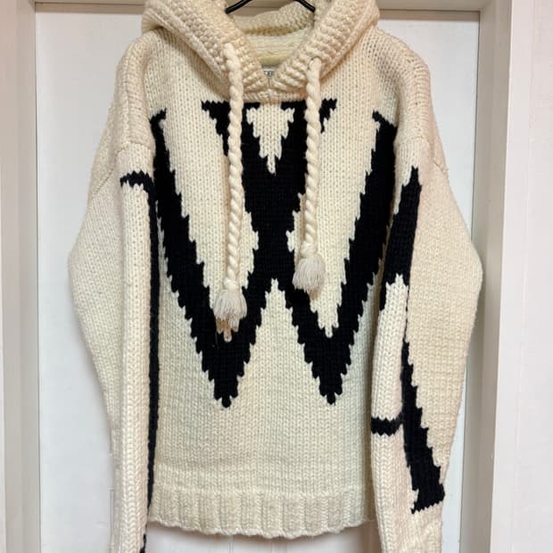 JW Anderson의 고딕 로고 청키 니트 후디