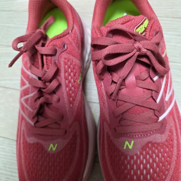뉴발란스 Fresh Foam X 880 버건디 색상 런닝화