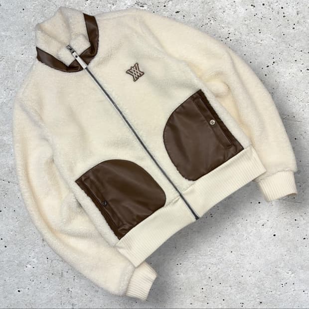 [S] 어뉴골프 레더 빅로고 아이보리 뽀글이 자켓 B470