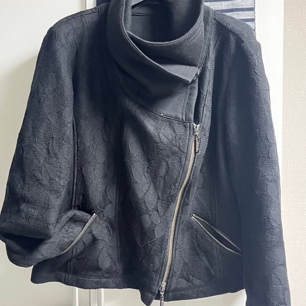 하이넥 사선 드레이핑 레이스 라이더 자켓