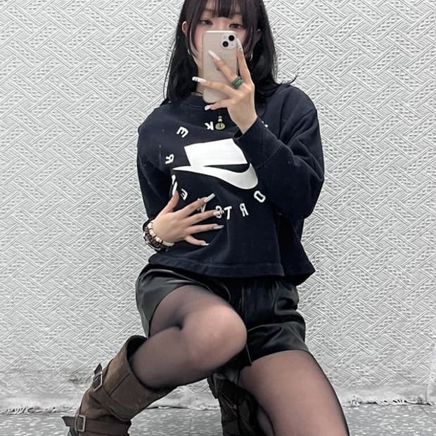 나이키 올드스쿨 스트릿 펑크 빅로고 세미크롭 맨투맨 S C10959