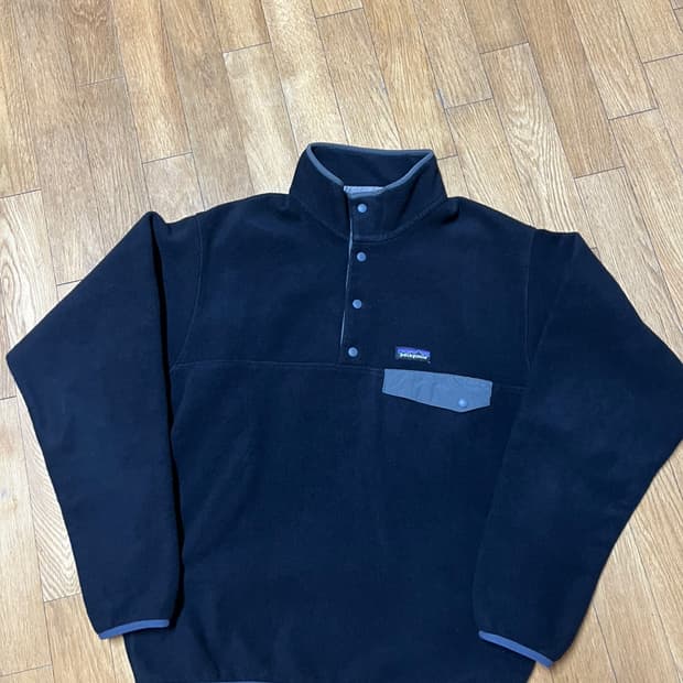 파타고니아 신칠라 플리스 풀오버 블랙 색상입니다. 기본색상이지만 귀해진 