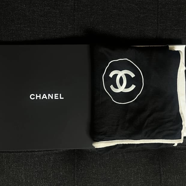 샤넬 블랙 & 화이트로고 제니 스카프