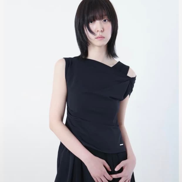 미세키서울 slanted sleeveless top 블랙