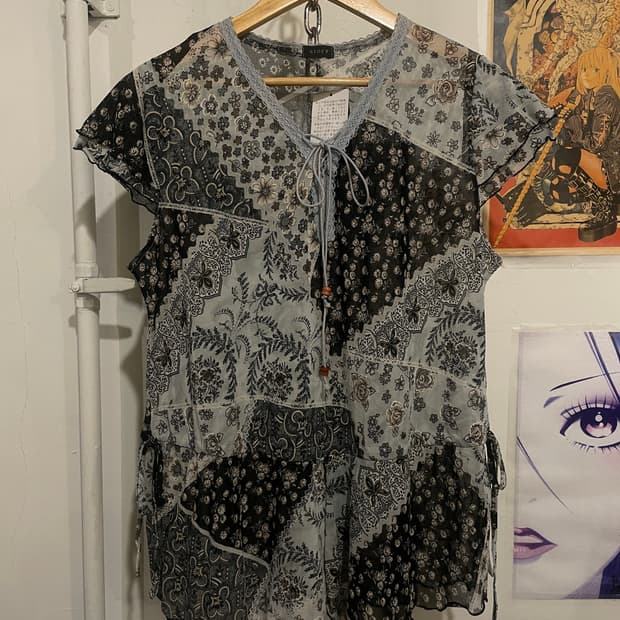 오리엔탈 패턴 레이스 아일렛 리본 나무버튼 하늘색 탑