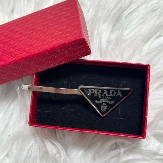 [PRADA] 프라다 삼각 로고 헤어핀