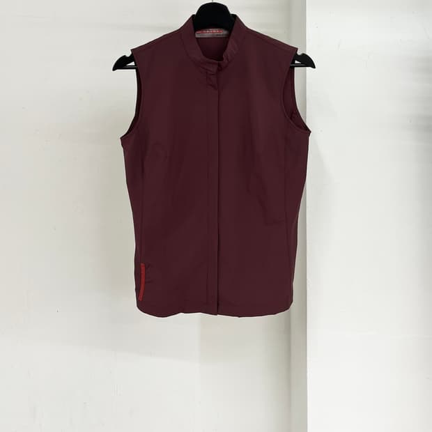 프라다 플럼 나일론 집업 베스트