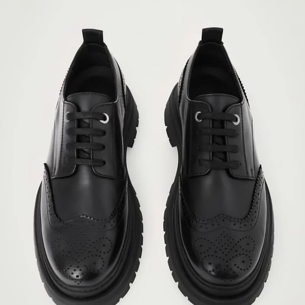 코스(COS) 청키 레더 더비 브로그 (265)