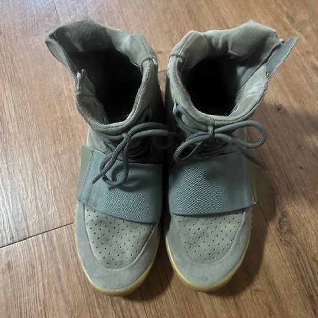 [260] Yeezy Boost 750 light grey