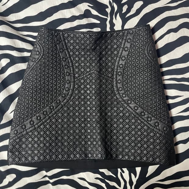 페이크레더 퀄팅 스커트