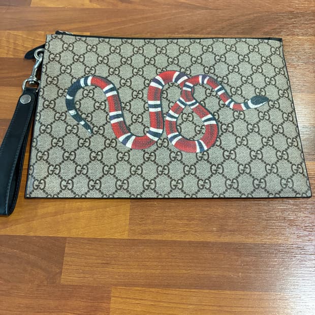 구찌 스네이크 클러치백