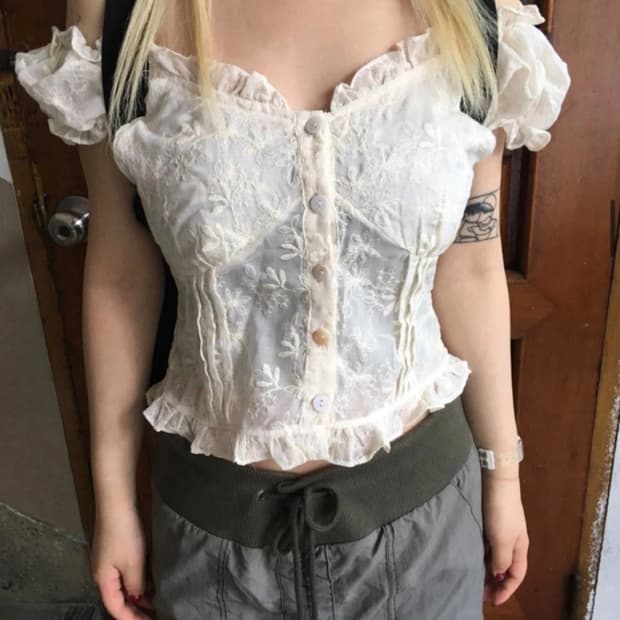 아워캐비넷 버터프릴 블라우스