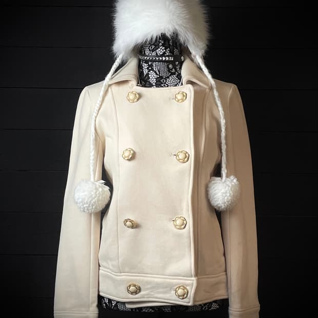 CECIL McBEE 세실맥비 갸루 크림 아이보리 화이트 금장 숏코트