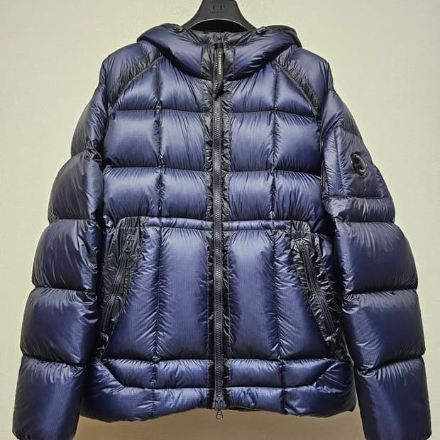 CP컴퍼니 DD쉘 후드 미디엄 다운 자켓 24FW