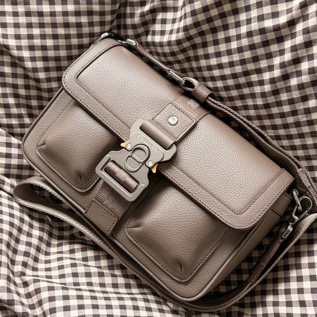 디올 남성 힛 더 로드 스트랩 브라운 크로스백