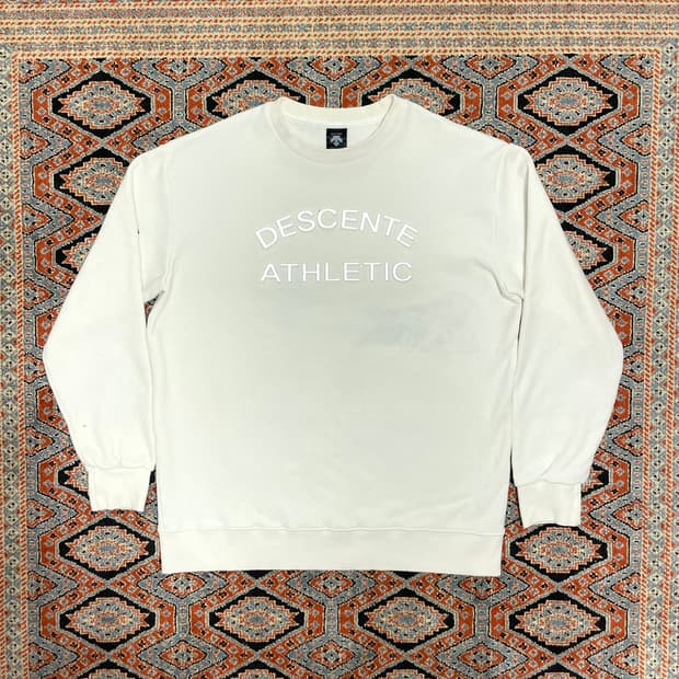  데상트 스펠로고 화이트 기모 맨투맨 남성XL