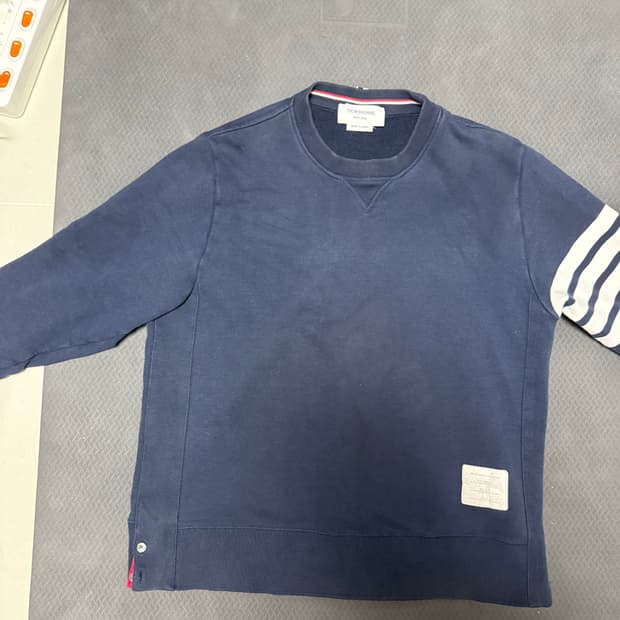 톰브라운 4사이즈 맨투맨 팝니다