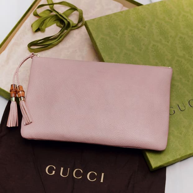 구찌 (GUCCI) 뱀부 테슬 페일핑크 토고가죽 클러치백
