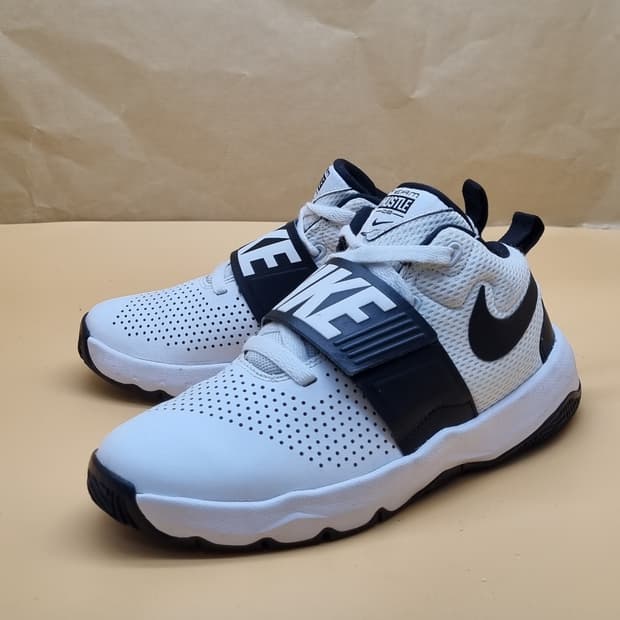 나이키 팀 허슬 D8 여성운동화235 