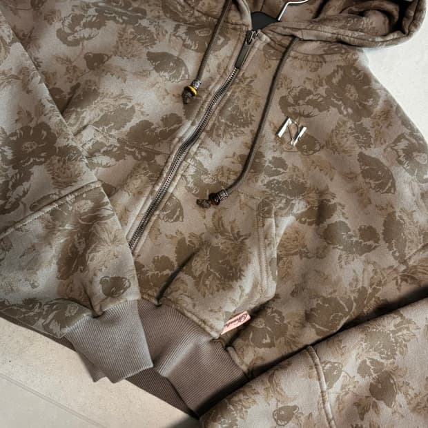 뉴얼린 플라워 비즈 엠블럼 후드집업 카키브라운