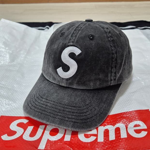 (os) 슈프림 피그먼트 S로고 캡 블랙 6패널 모자