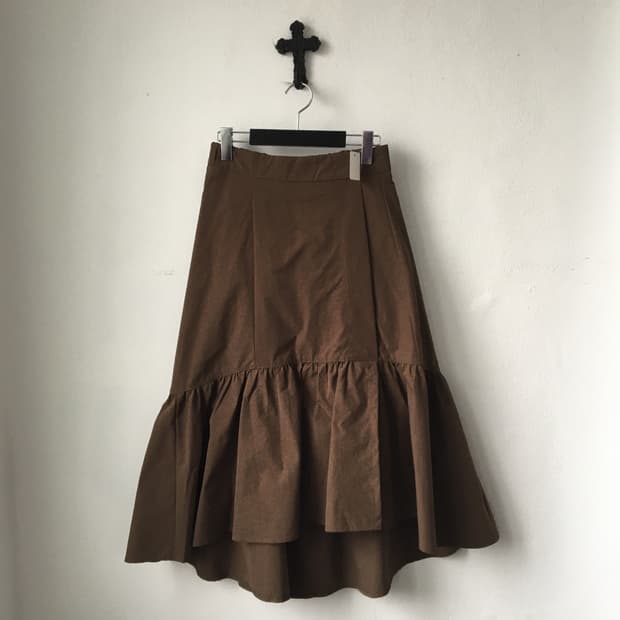 Unbalanced glossy skirt