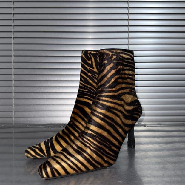 00s 스튜어트 와이츠먼 제브라 포니 헤어 부츠