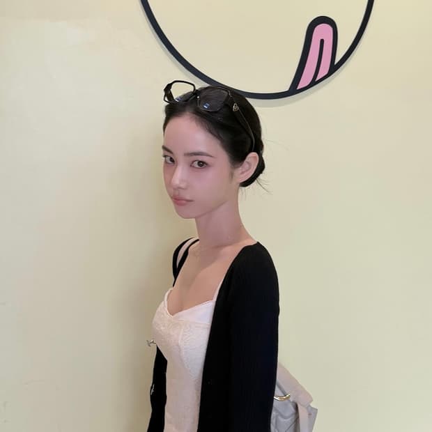 글로니 SERENE LACE CAMI TOP / 홍수주 착용