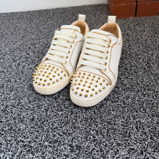 크리스찬 루부탱 루이스 주니어 스파이크 화이트 & 골드