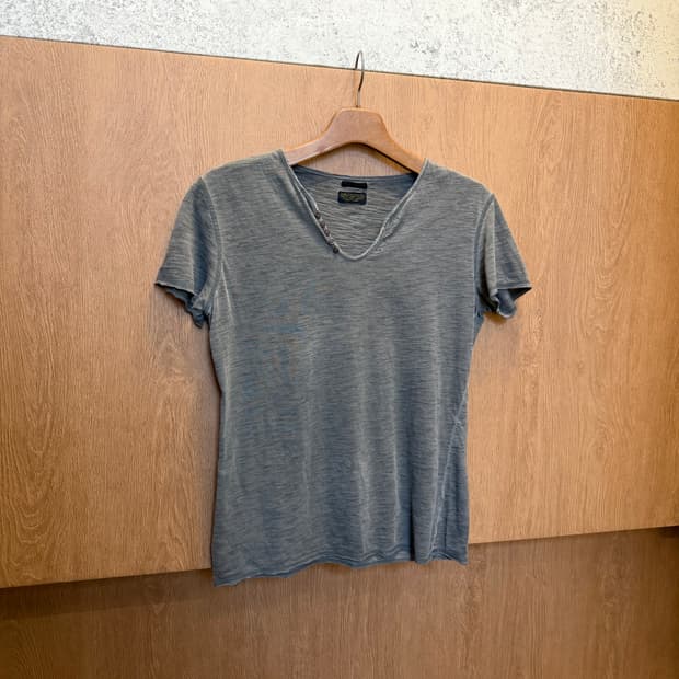 빈티지 헨리넥 코튼 반팔 티셔츠 넥 버튼 디테일 차콜 그레이