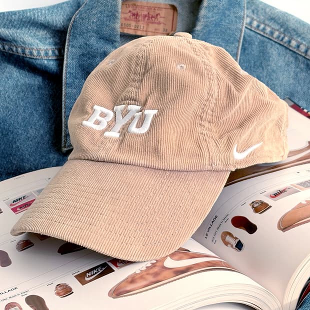 나이키 S1ZE 코듀로이 연갈색 볼캡 ‘BYU’