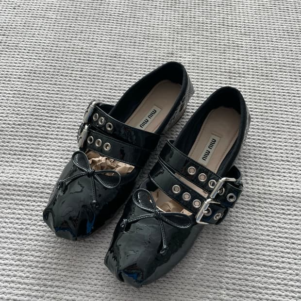 미우미우 발레리나 플랫 버클 스트랩 