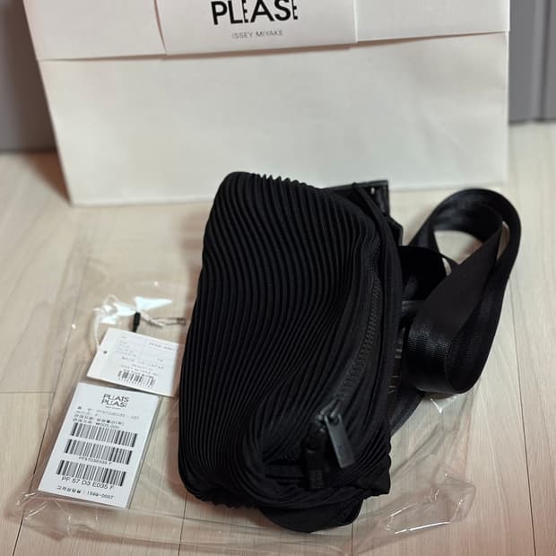 플리츠플리즈 Bias Pleats 웨이스트백 블랙판매합니다.