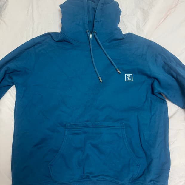 우영미 22fw 백로고 후드티 블루