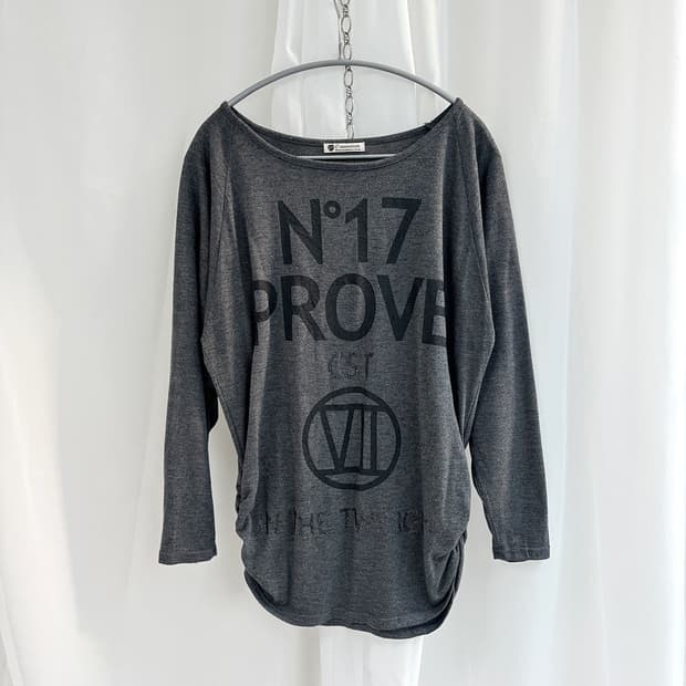 c-17 (c seventeen)밑단 셔링 그래픽 긴팔 티