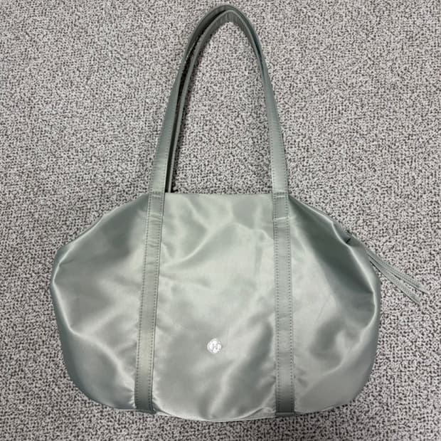 히어리 오로라 셔링 더플백 실버