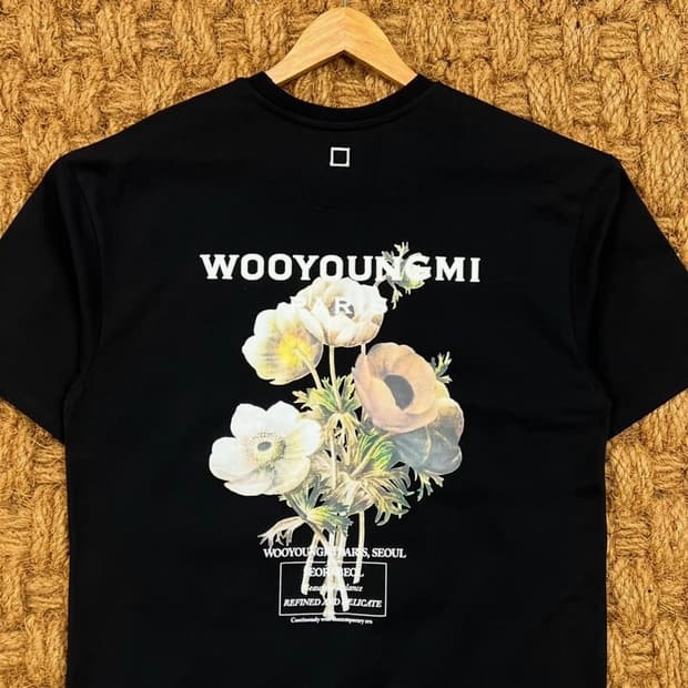 우영미 블랙 플라워 프린팅 반팔티