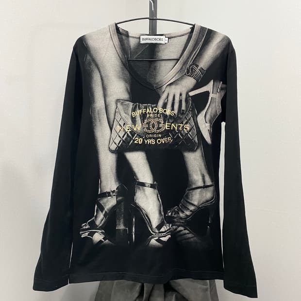 Graphic V-neck Long Sleeve Tee