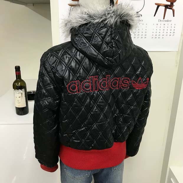 아디다스 90s 크롭 퀼팅 후드 경량 패딩