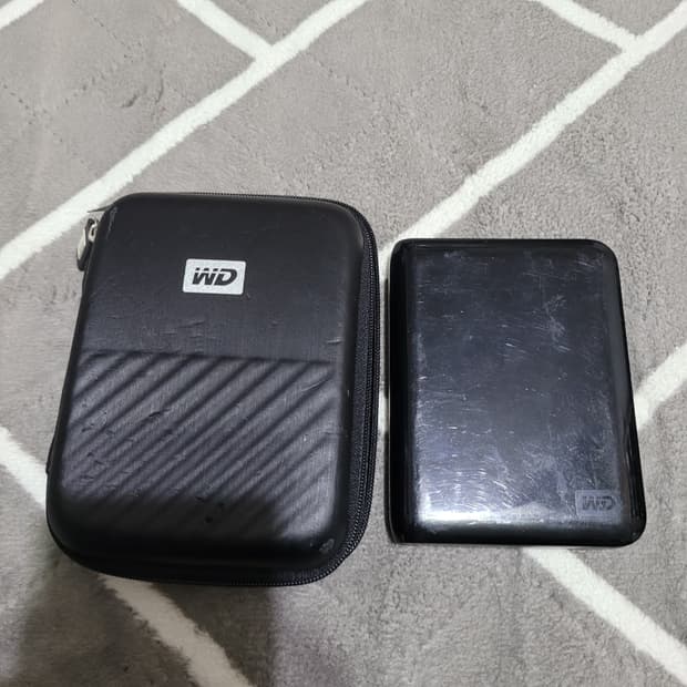블랙 색상 WD 외장하드 고장품