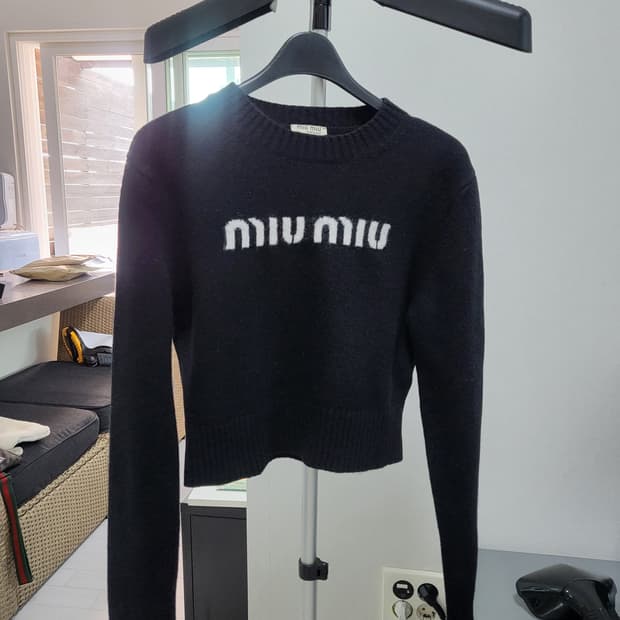 정품 Miu Miu 크롭 니트입니다. (44-55)