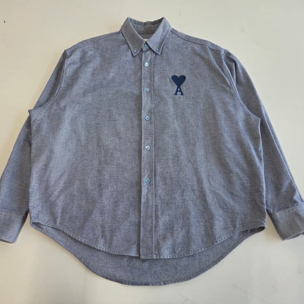 아미 공용 스몰 하트 로고 버튼 다운 셔츠 블루 39