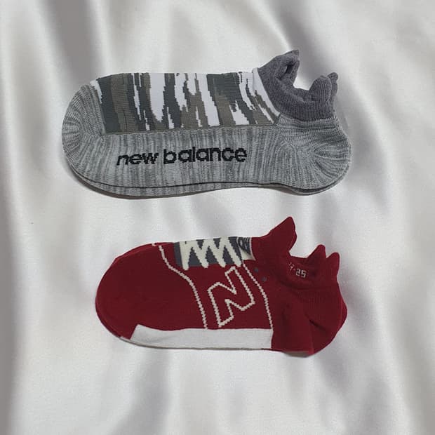 그레이 레드 뉴발란스 숏 단목 양말