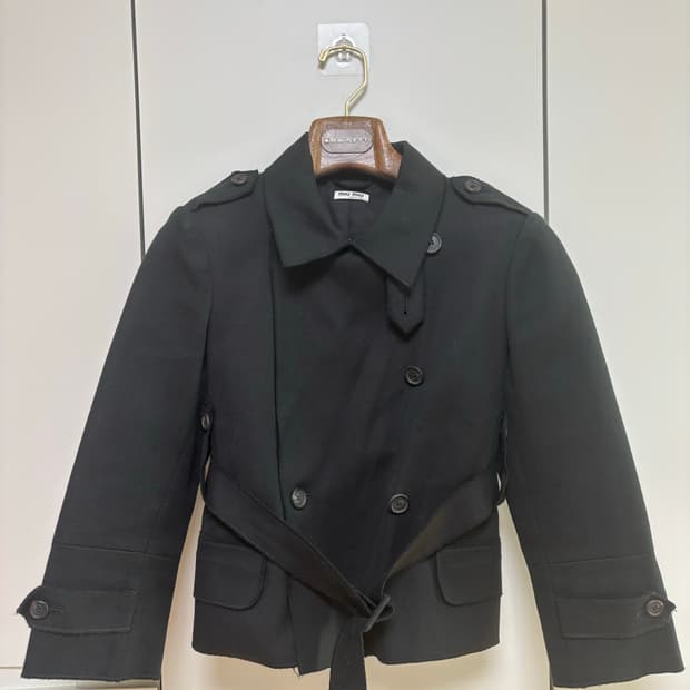 미우미우 블랙 벨티드 숏 트렌치 42