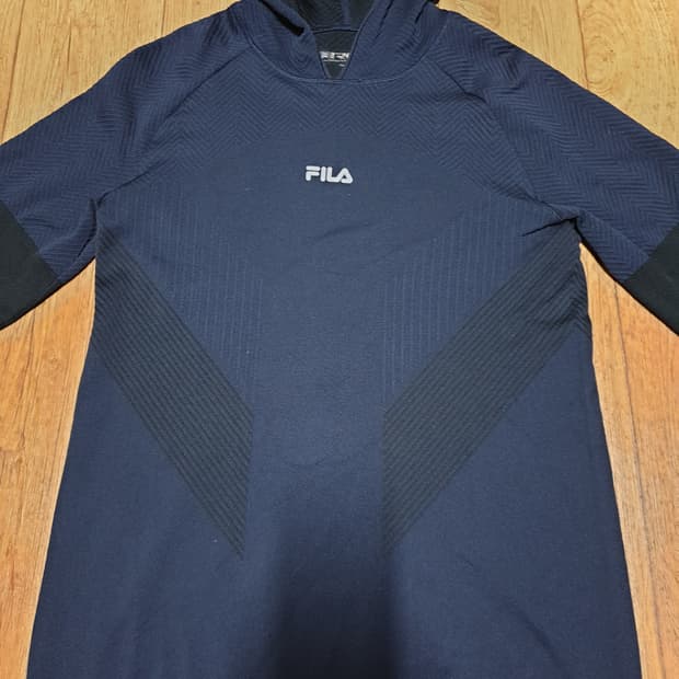 1065 필라 후드티 95 사이즈입니다